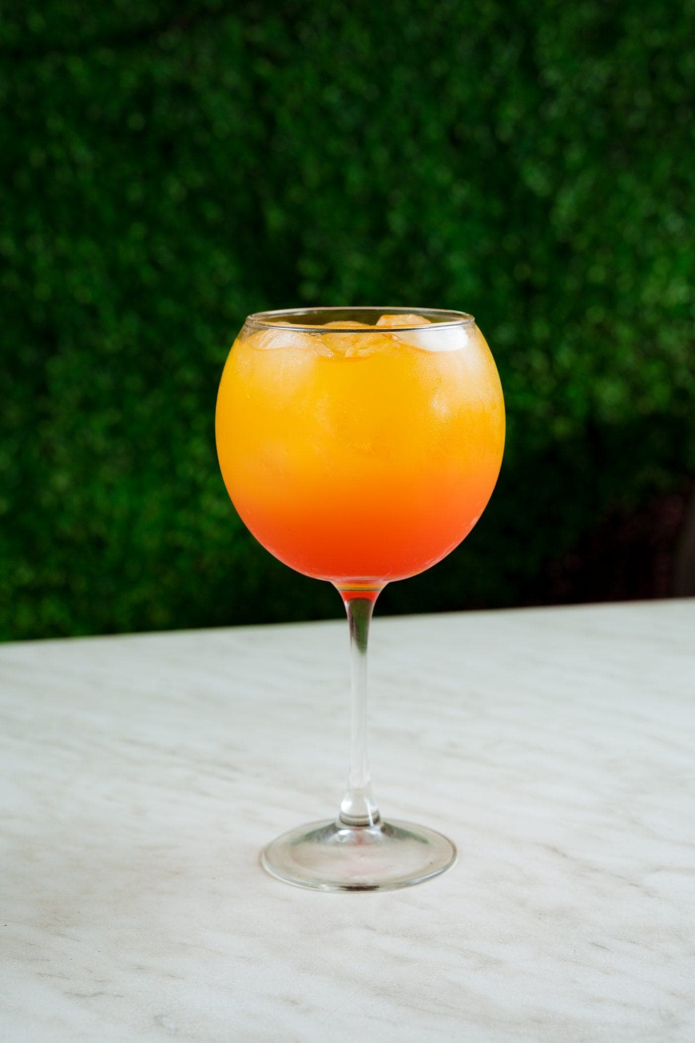 Coctel de degradado naranja servido en copa
